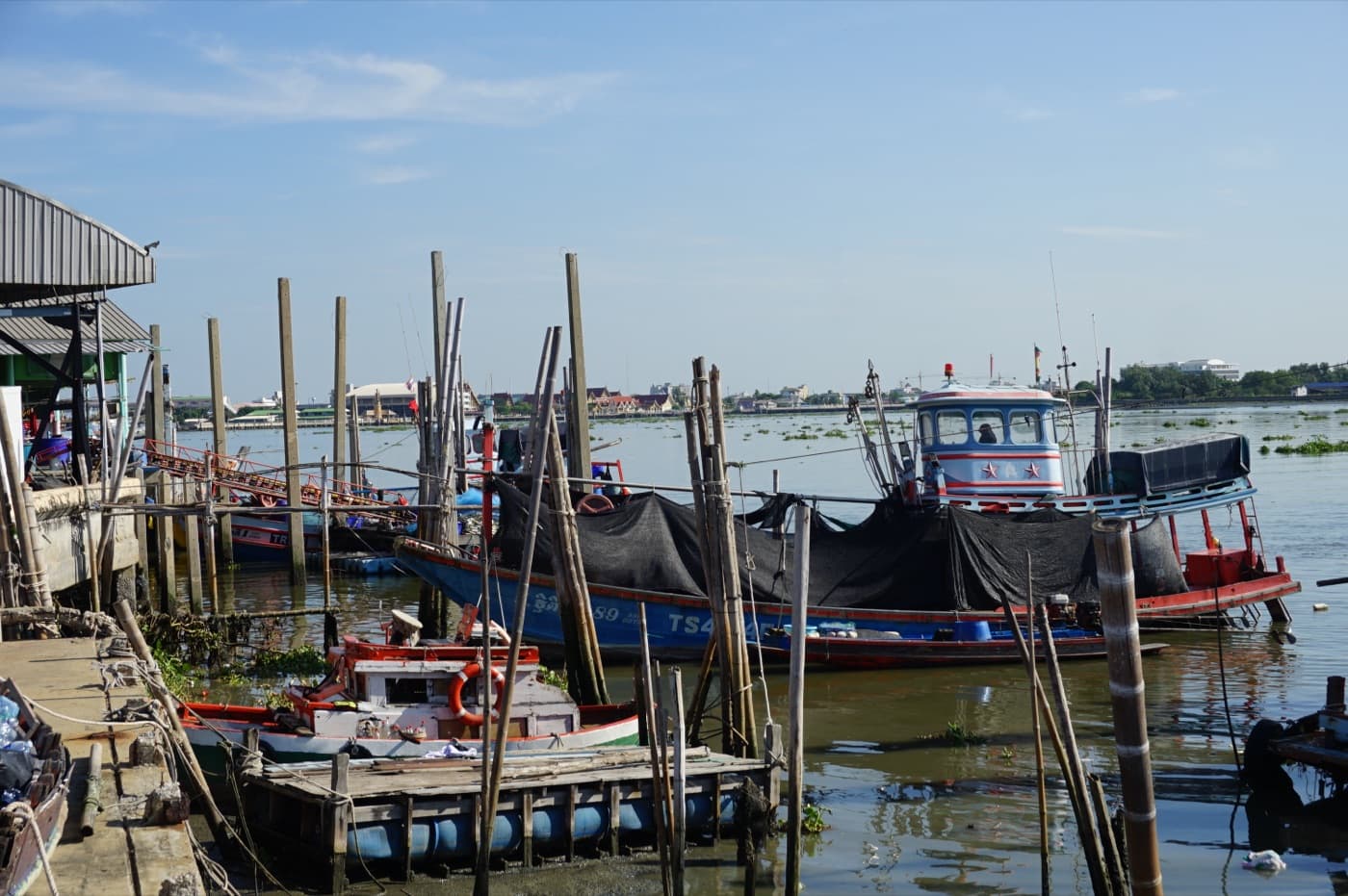 ท่าเทียบเรือประมงพื้นบ้าน